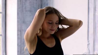 Petite Russian reveals her flexible body - icpvid.com - Russia