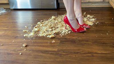 Cake Crush With Bare Feet And Heels 1080p 30fps H264 128kbi - hclips