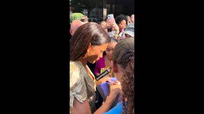 Zendaya nipple slip at a fan signing - drtuber