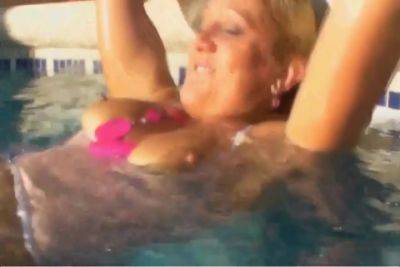 2 Huehner Im Pool Auf Mallorca - hclips