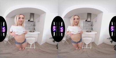 Jenny Wild gets off with her natural tits & masturbates in virtual reality - sexu.com