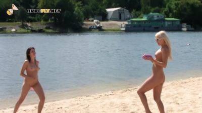 This Gorgeous Nudist Is Completely Nude - hclips