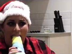 Blonde amateur gives webcam show with toys - drtuber