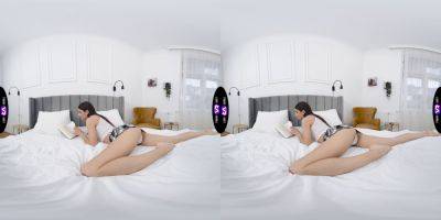 Petite brunette Candie Luciani masturbates in virtual reality after orgasm - sexu.com